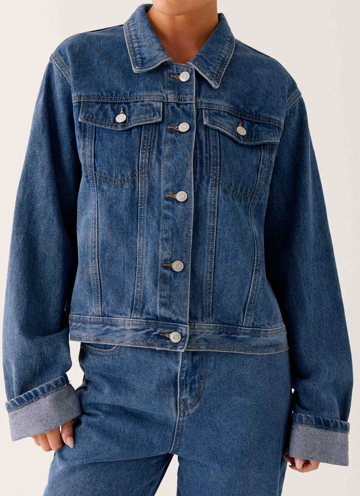 Women's oversized blue denim jacket with collar, long sleeves and front pockets