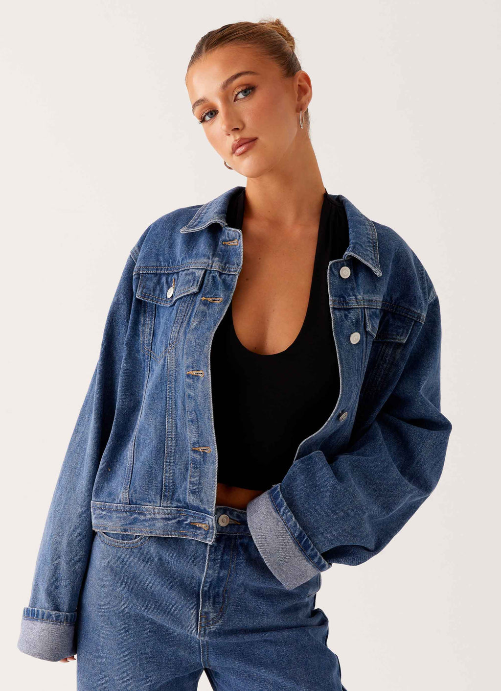 Women's oversized blue denim jacket with collar, long sleeves and front pockets