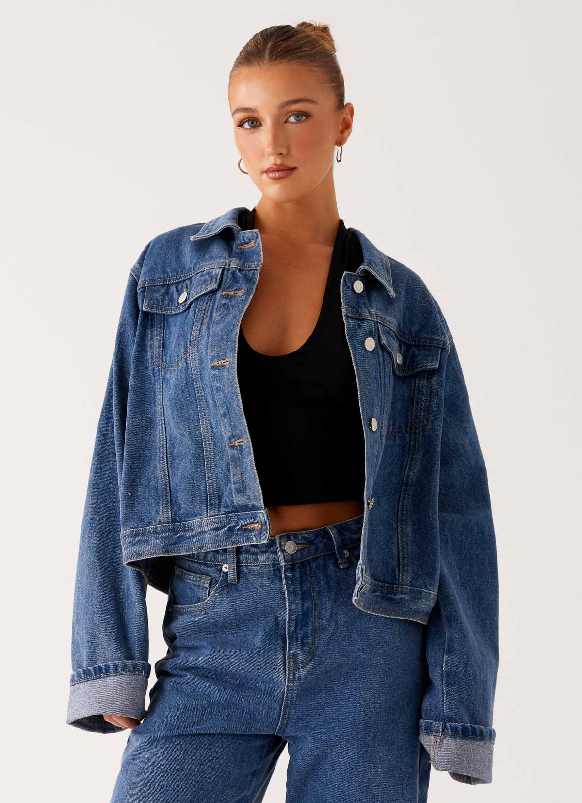 Women's oversized blue denim jacket with collar, long sleeves and front pockets