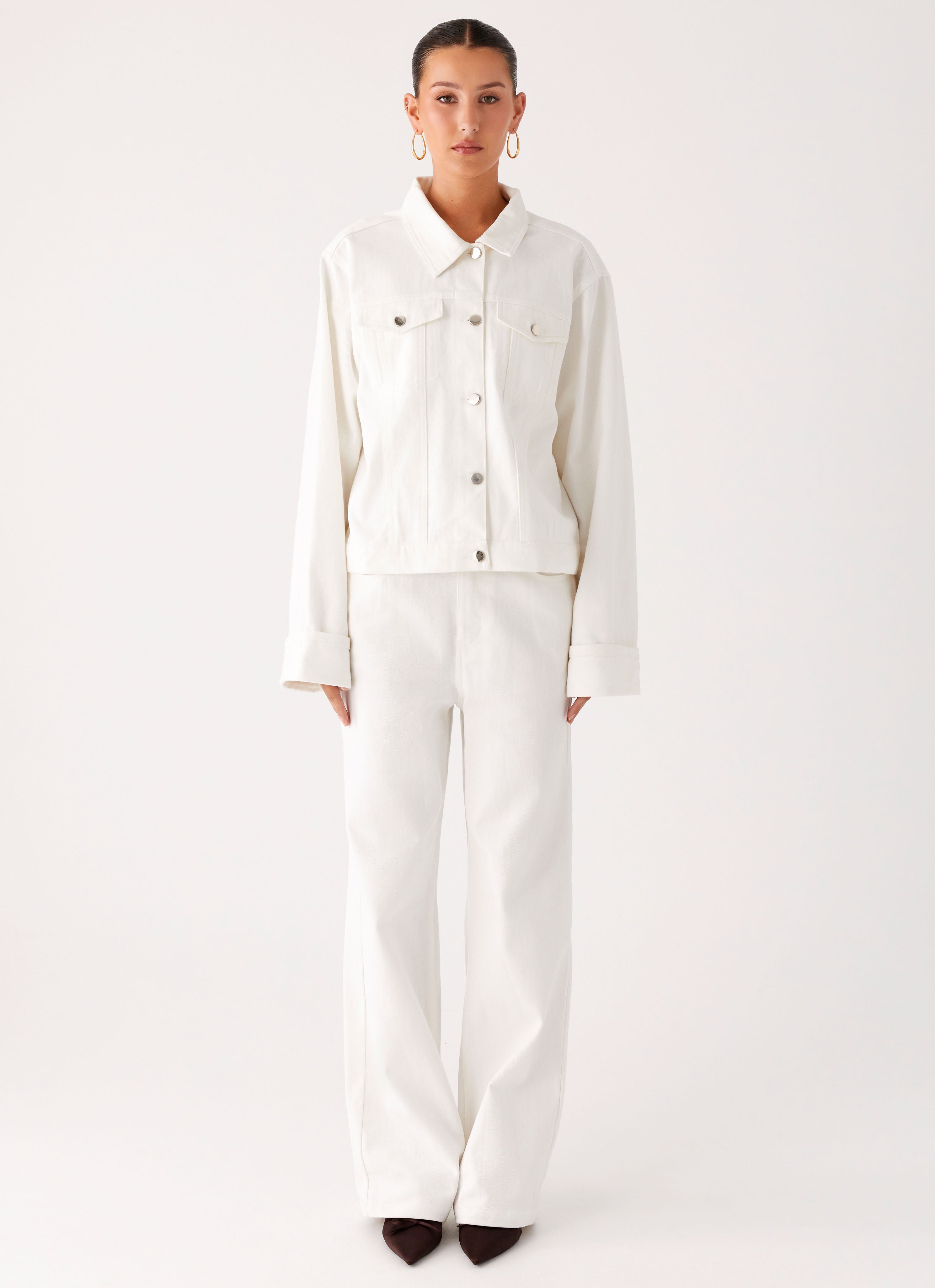 Women's oversized white denim jacket with collar and buttoned chest pockets