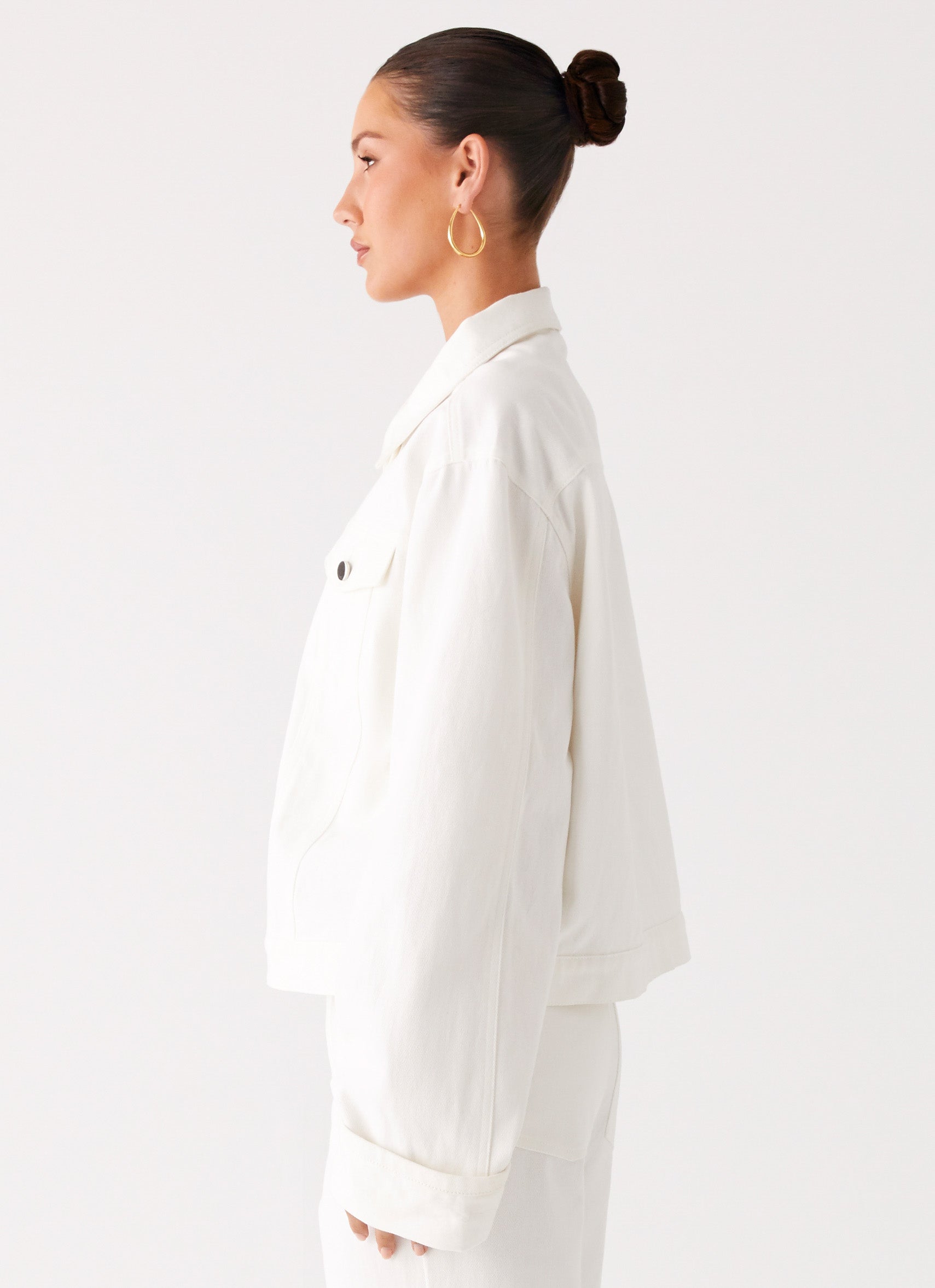 Women's oversized white denim jacket with collar and buttoned chest pockets