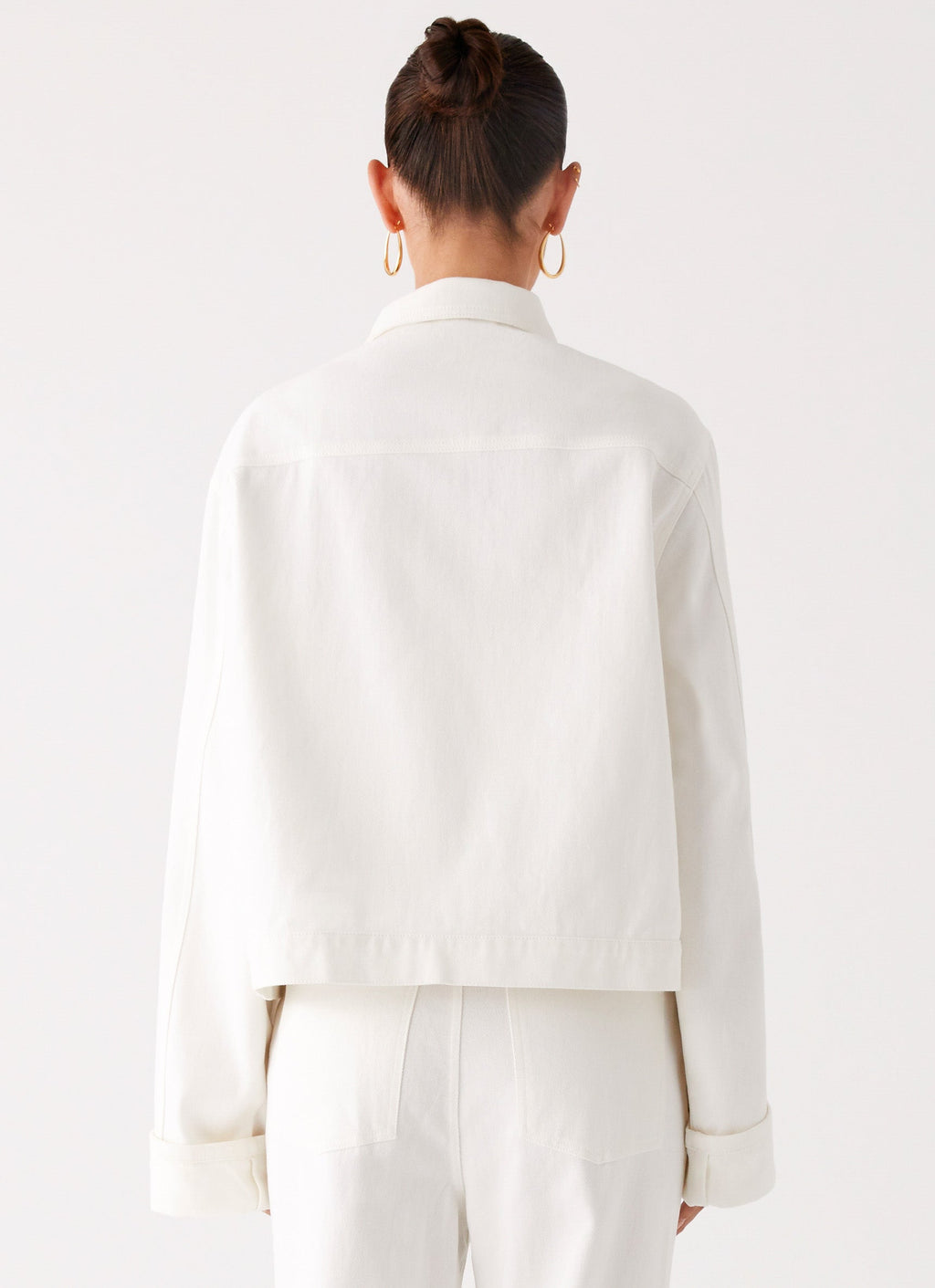 Women's oversized white denim jacket with collar and buttoned chest pockets