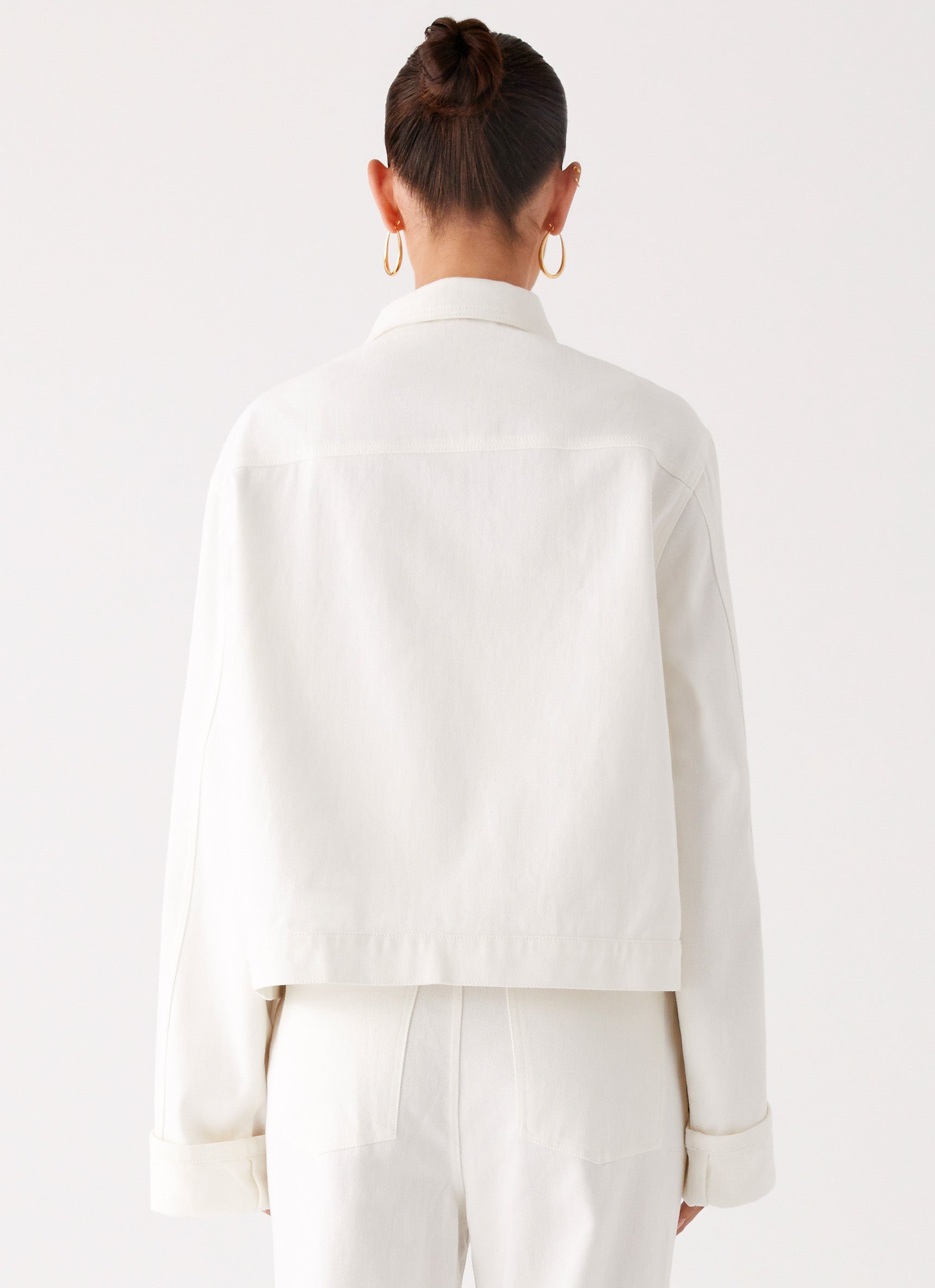 Women's oversized white denim jacket with collar and buttoned chest pockets