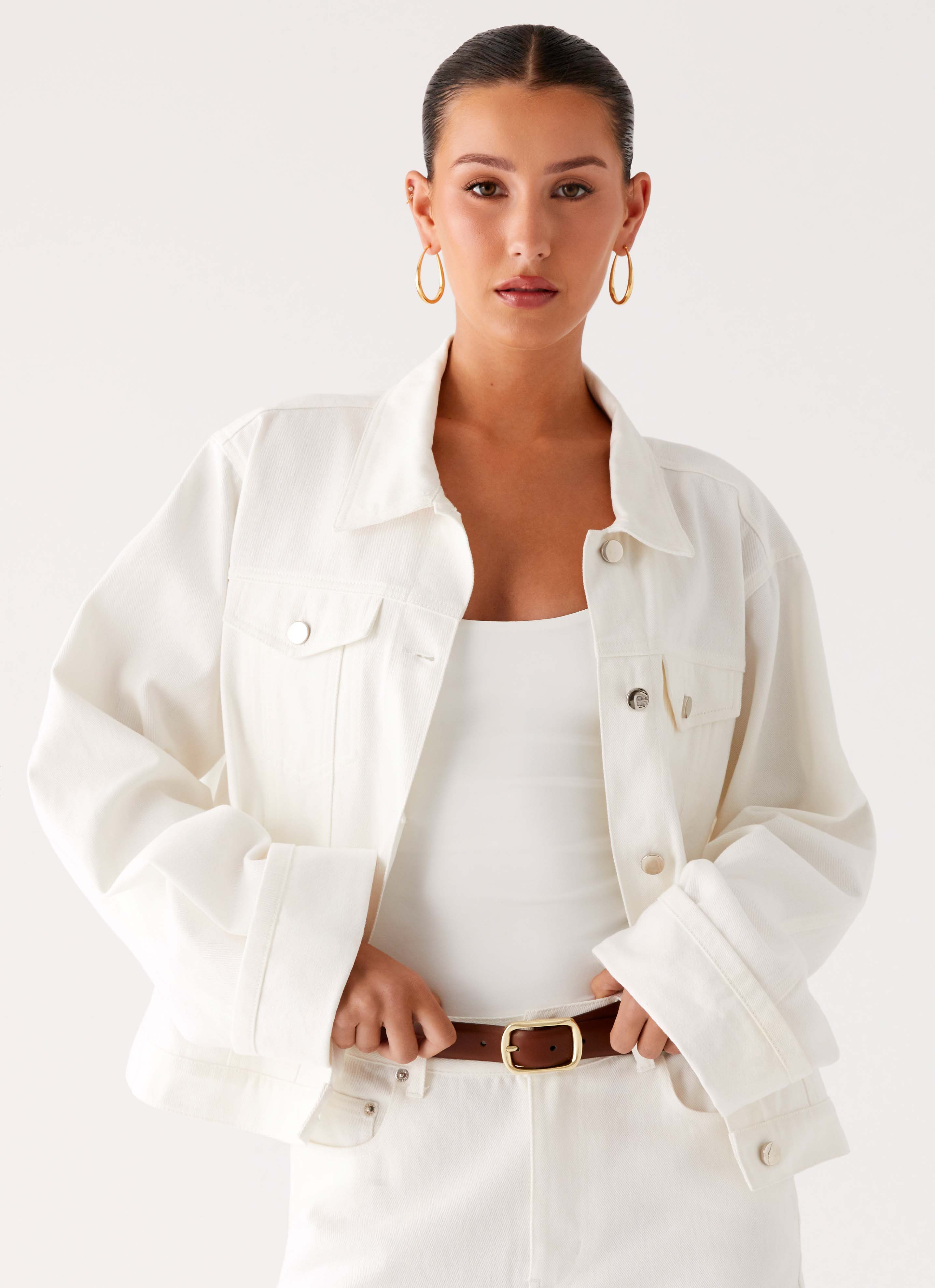 Women's oversized white denim jacket with collar and buttoned chest pockets
