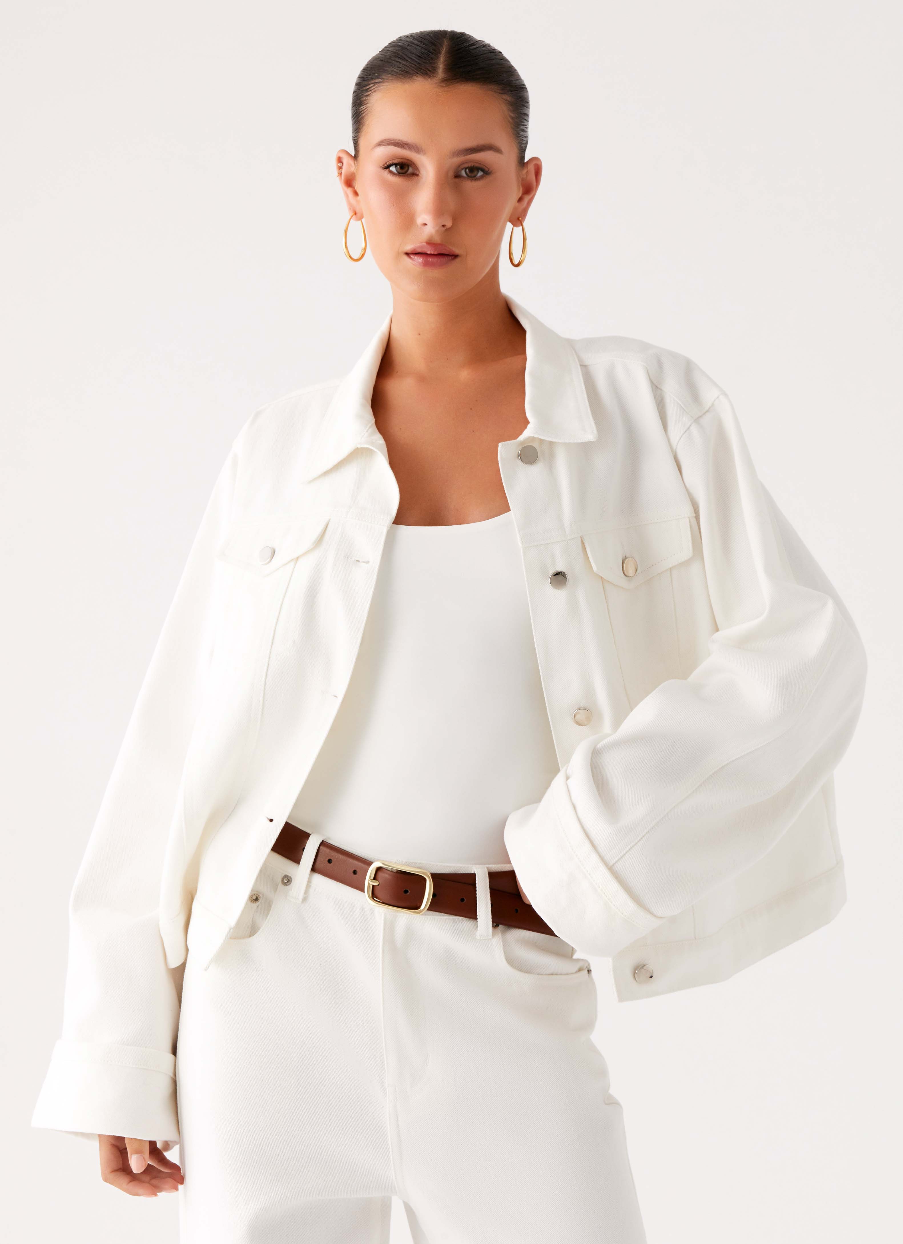 Women's oversized white denim jacket with collar and buttoned chest pockets
