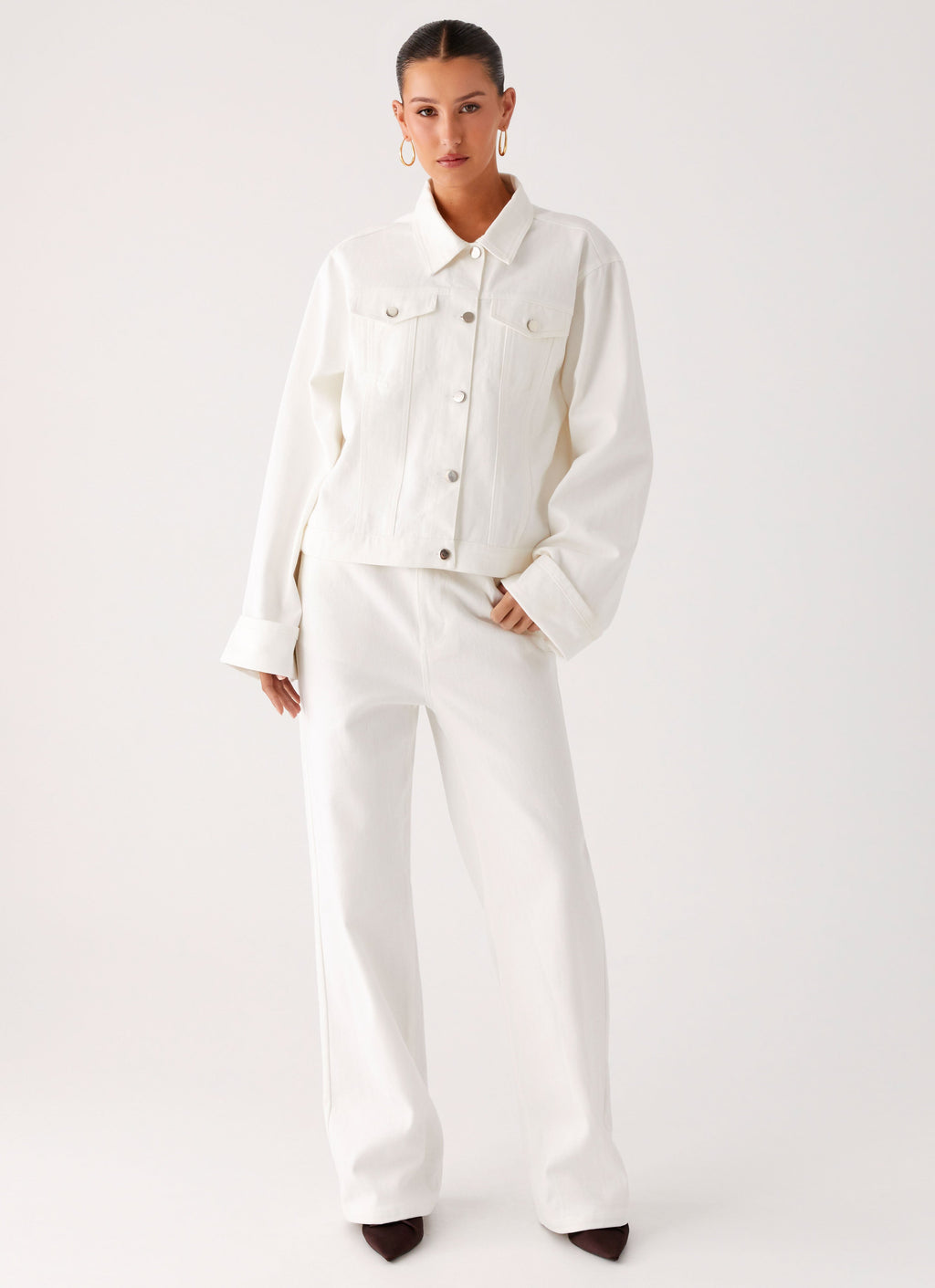 Women's oversized white denim jacket with collar and buttoned chest pockets