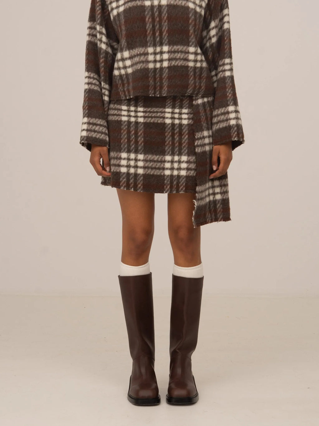Women's brown plaid mini skirt with high waist and fringed hem