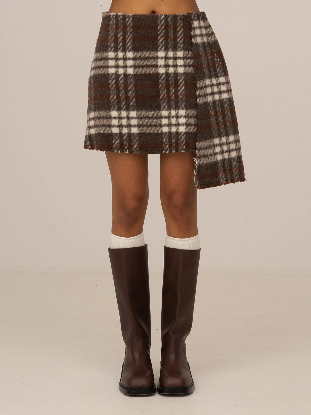 Women's brown plaid mini skirt with high waist and fringed hem