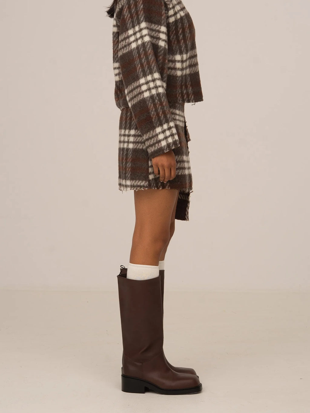 Women's brown plaid mini skirt with high waist and fringed hem