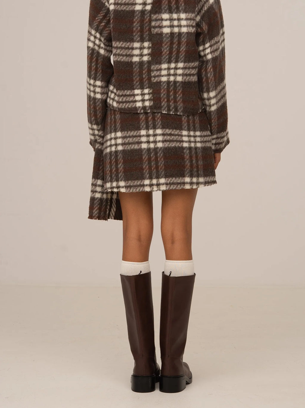 Women's brown plaid mini skirt with high waist and fringed hem