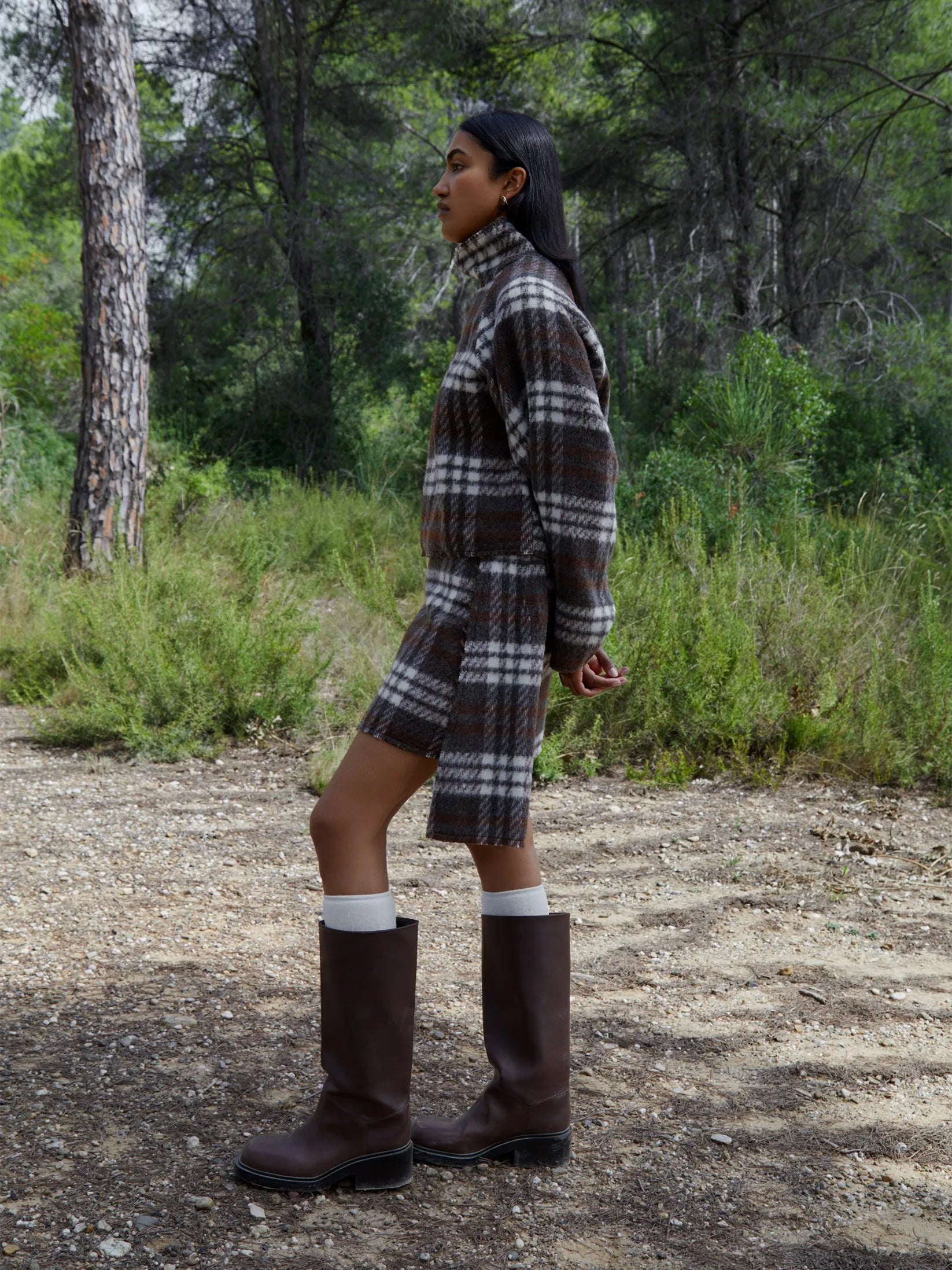 Women's brown plaid mini skirt with high waist and fringed hem
