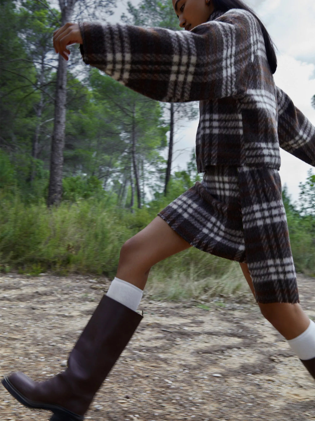 Women's brown plaid mini skirt with high waist and fringed hem