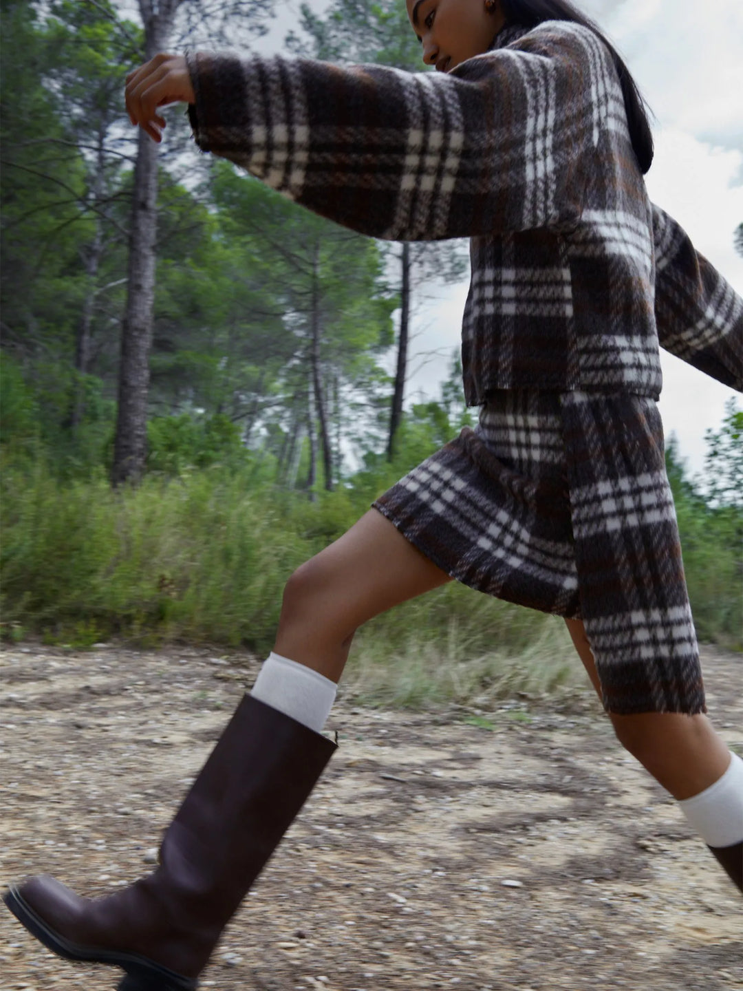Women's brown plaid mini skirt with high waist and fringed hem