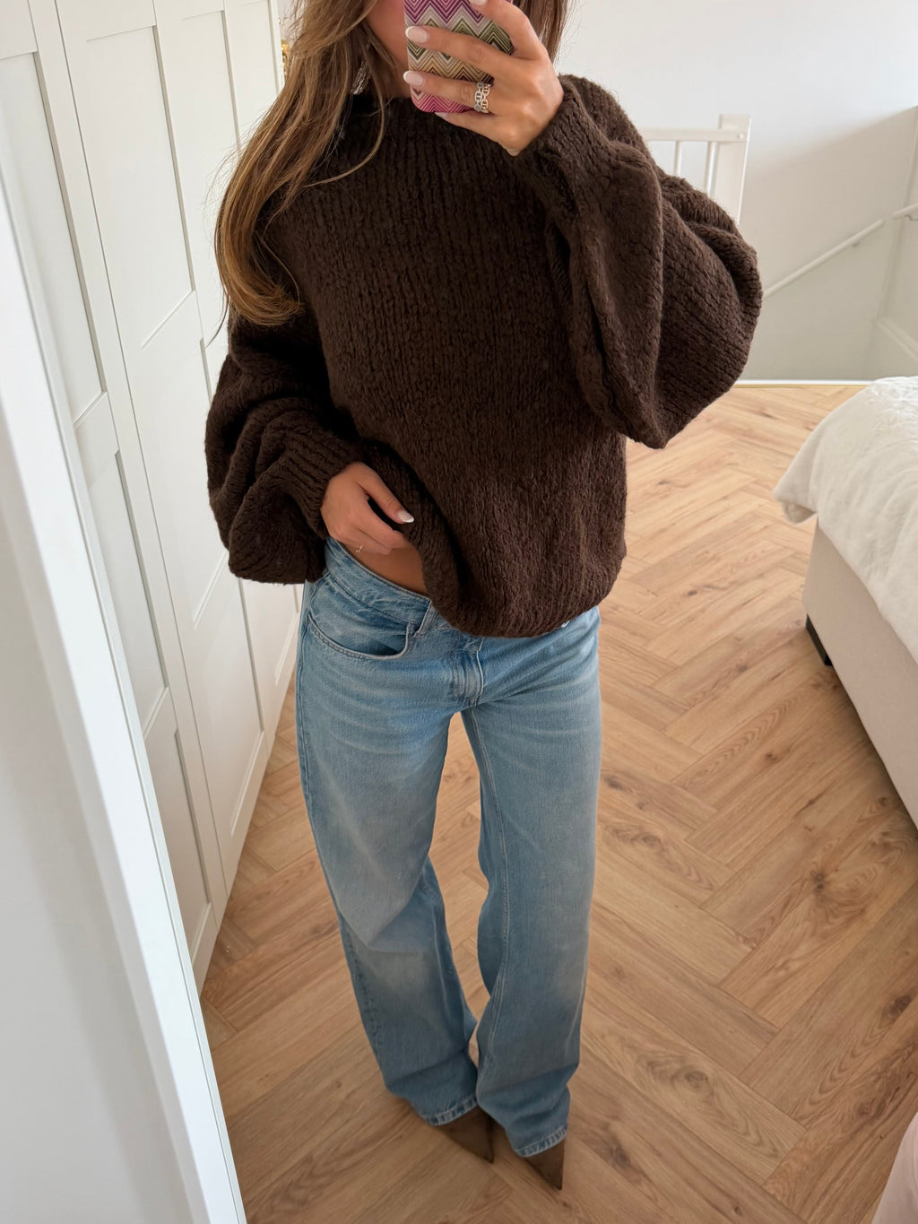 Women's brown ribbed knit jumper with crew neck and long balloon sleeves