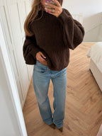 Women's brown ribbed knit jumper with crew neck and long balloon sleeves
