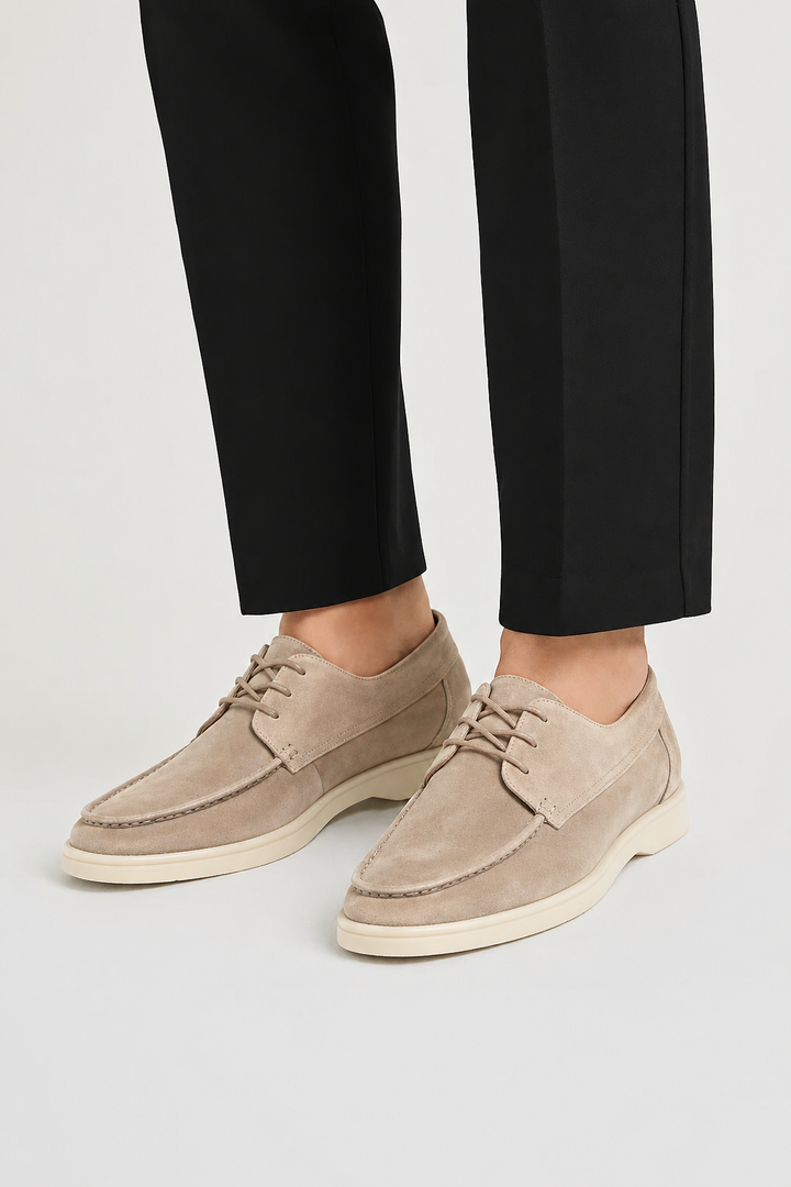 Men's lace-up loafers with moc toe and contrasting flat soles