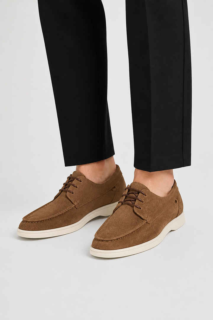 Men's lace-up loafers with moc toe and contrasting flat soles