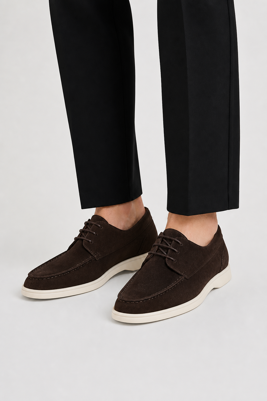 Men's lace-up loafers with moc toe and contrasting flat soles