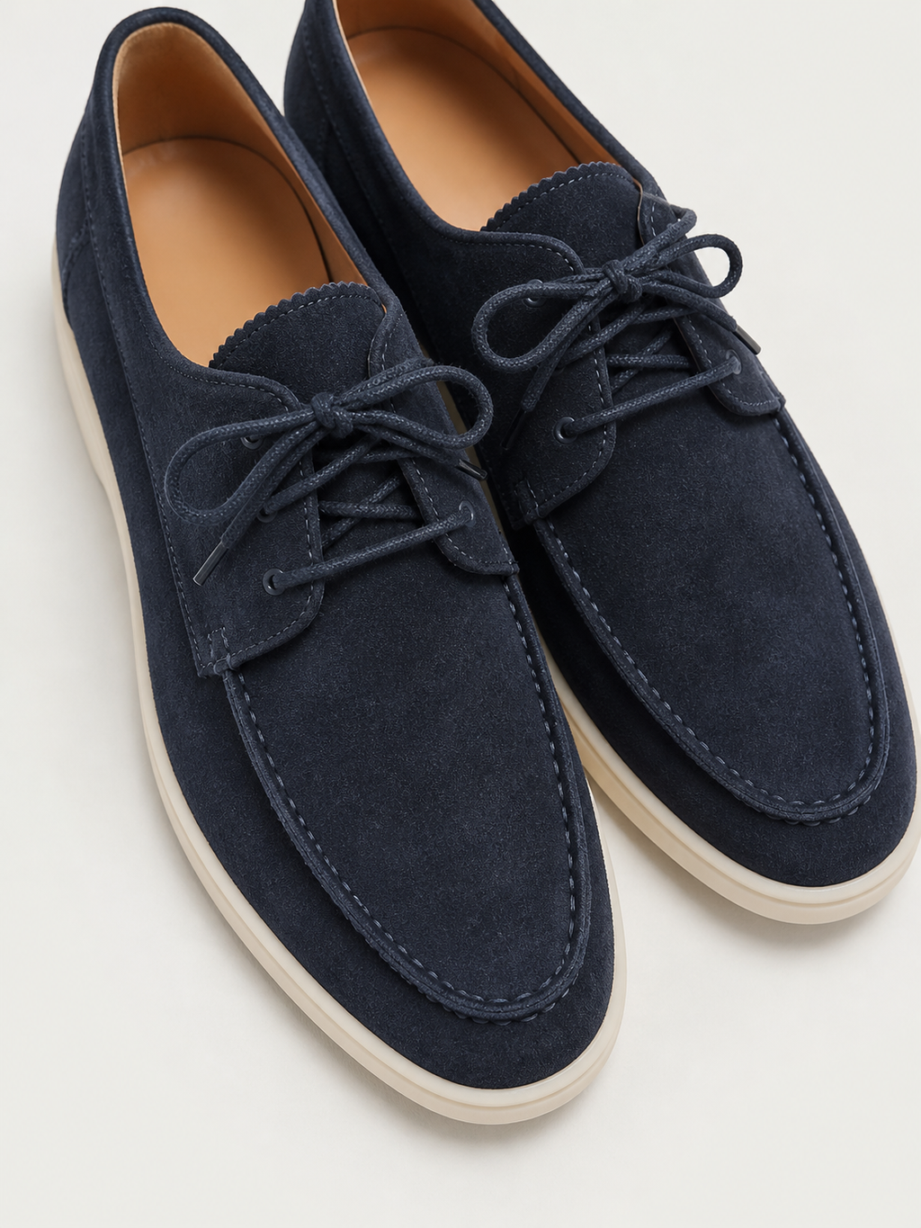 Men's lace-up loafers with moc toe and contrasting flat soles