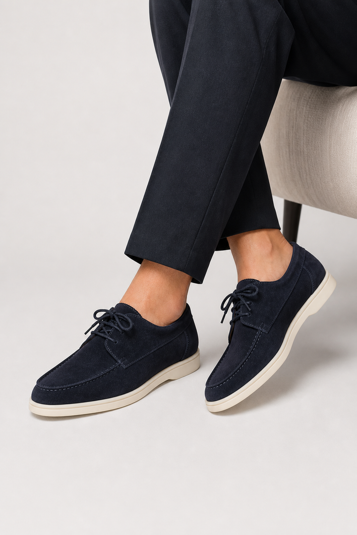 Men's lace-up loafers with moc toe and contrasting flat soles