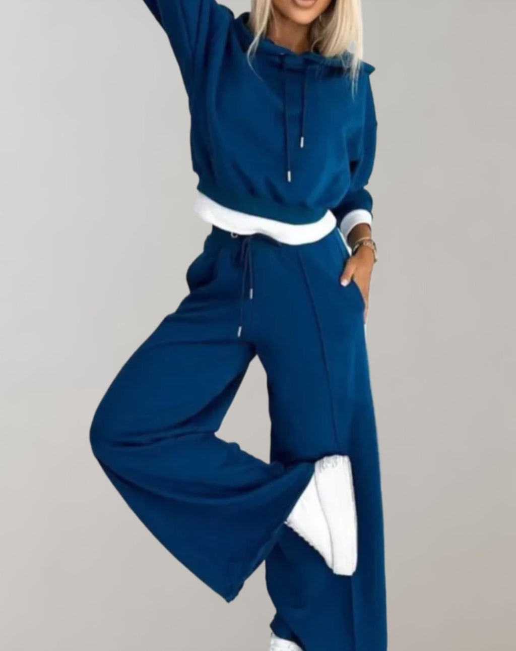 Women's hooded two-piece set with wide-leg trousers and contrasting ribbed cuffs