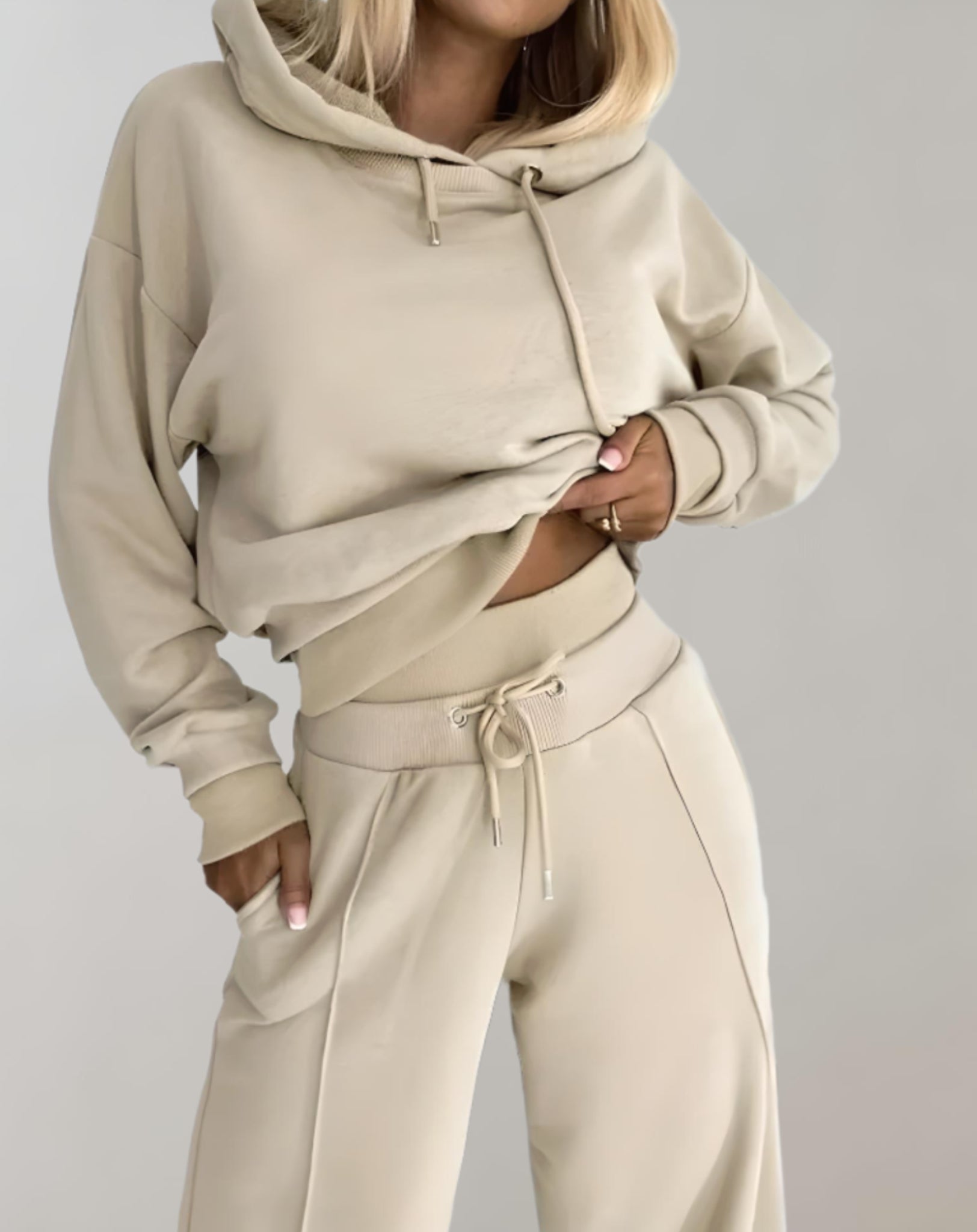 Women's hooded two-piece set with wide-leg trousers and contrasting ribbed cuffs