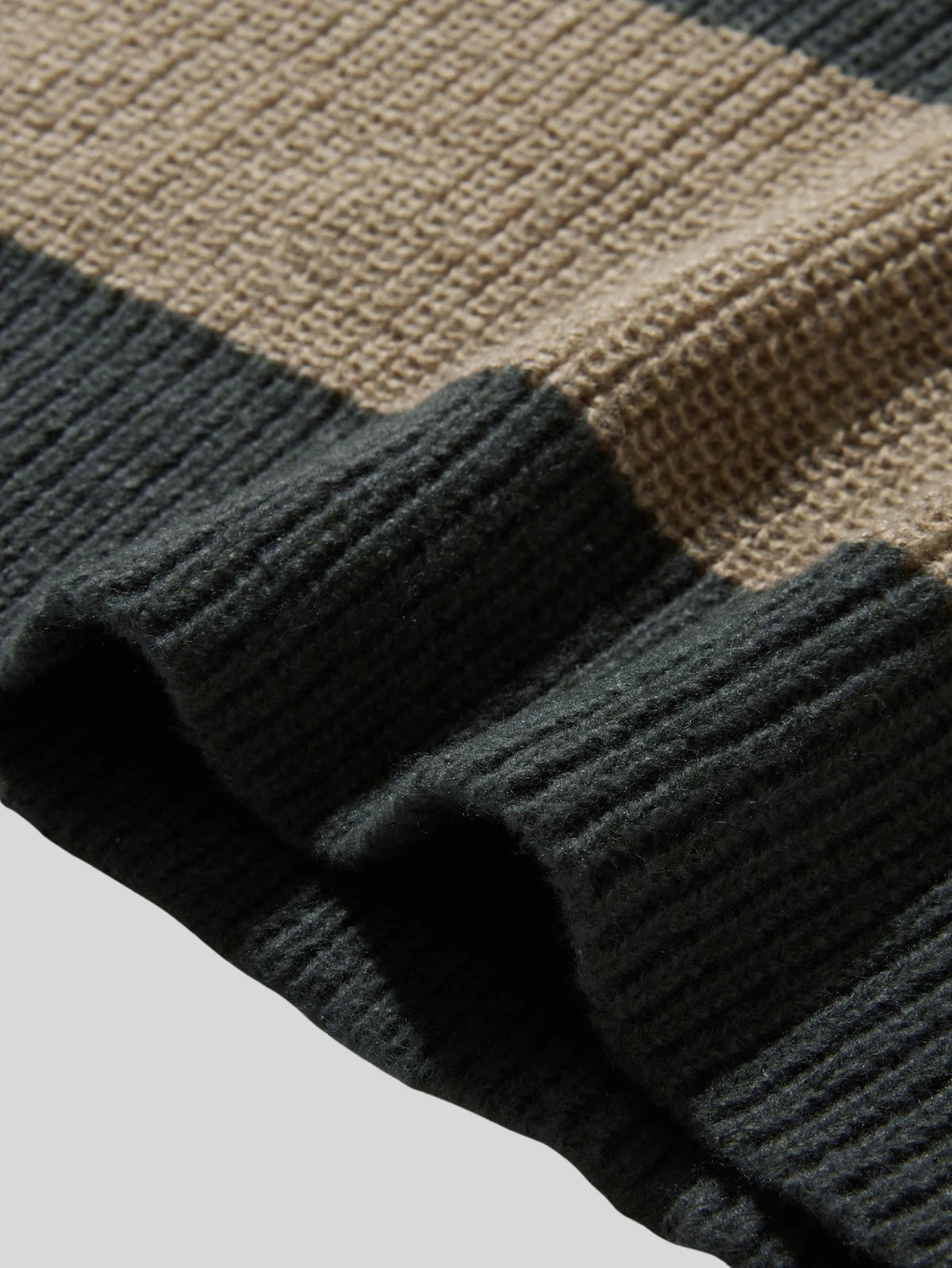 Men's striped crew neck jumper with long sleeves and ribbed trims