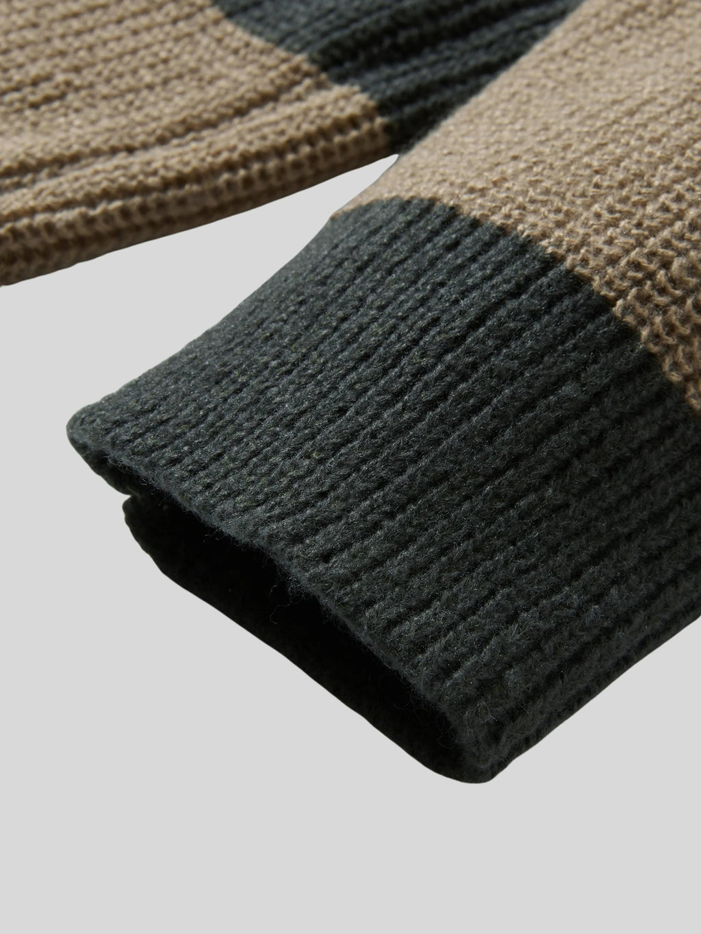Men's striped crew neck jumper with long sleeves and ribbed trims