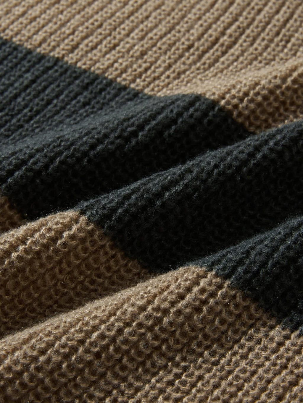 Men's striped crew neck jumper with long sleeves and ribbed trims