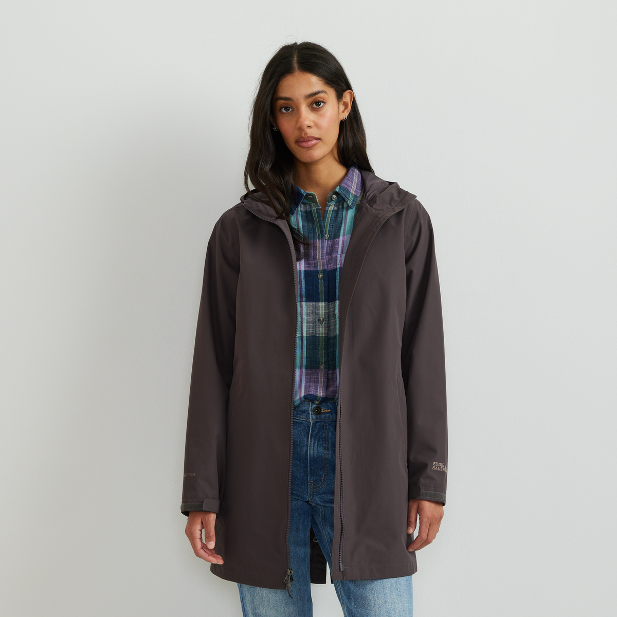 Women's hooded mid-thigh trench coat with long sleeves and zip fastening