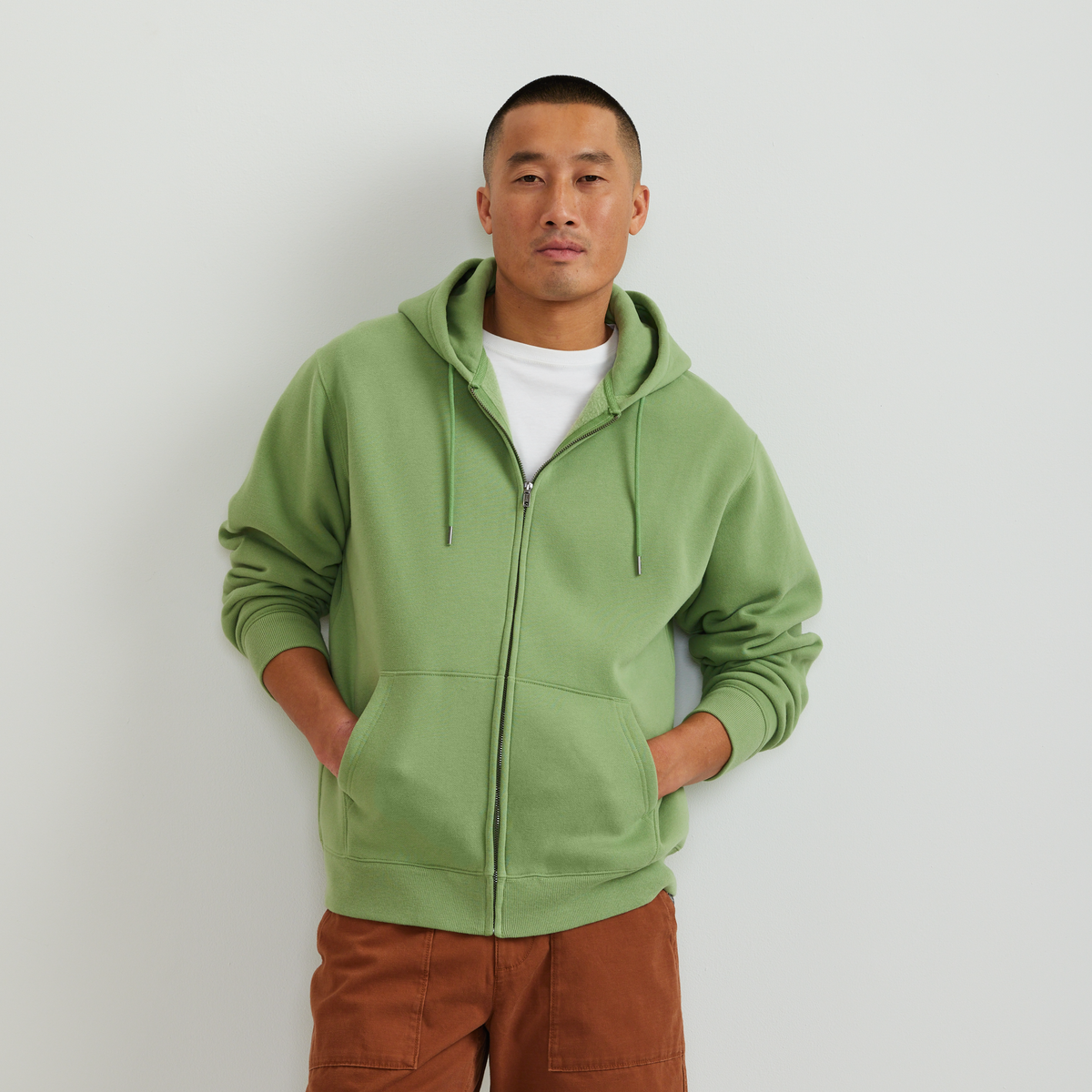 Men's full-zip hooded sweatshirt with long sleeves and front pockets