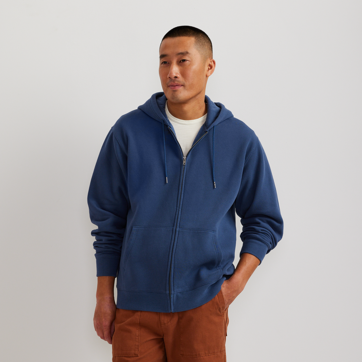 Men's full-zip hooded sweatshirt with long sleeves and front pockets