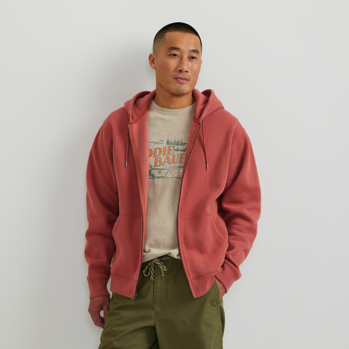 Men's full-zip hooded sweatshirt with long sleeves and front pockets