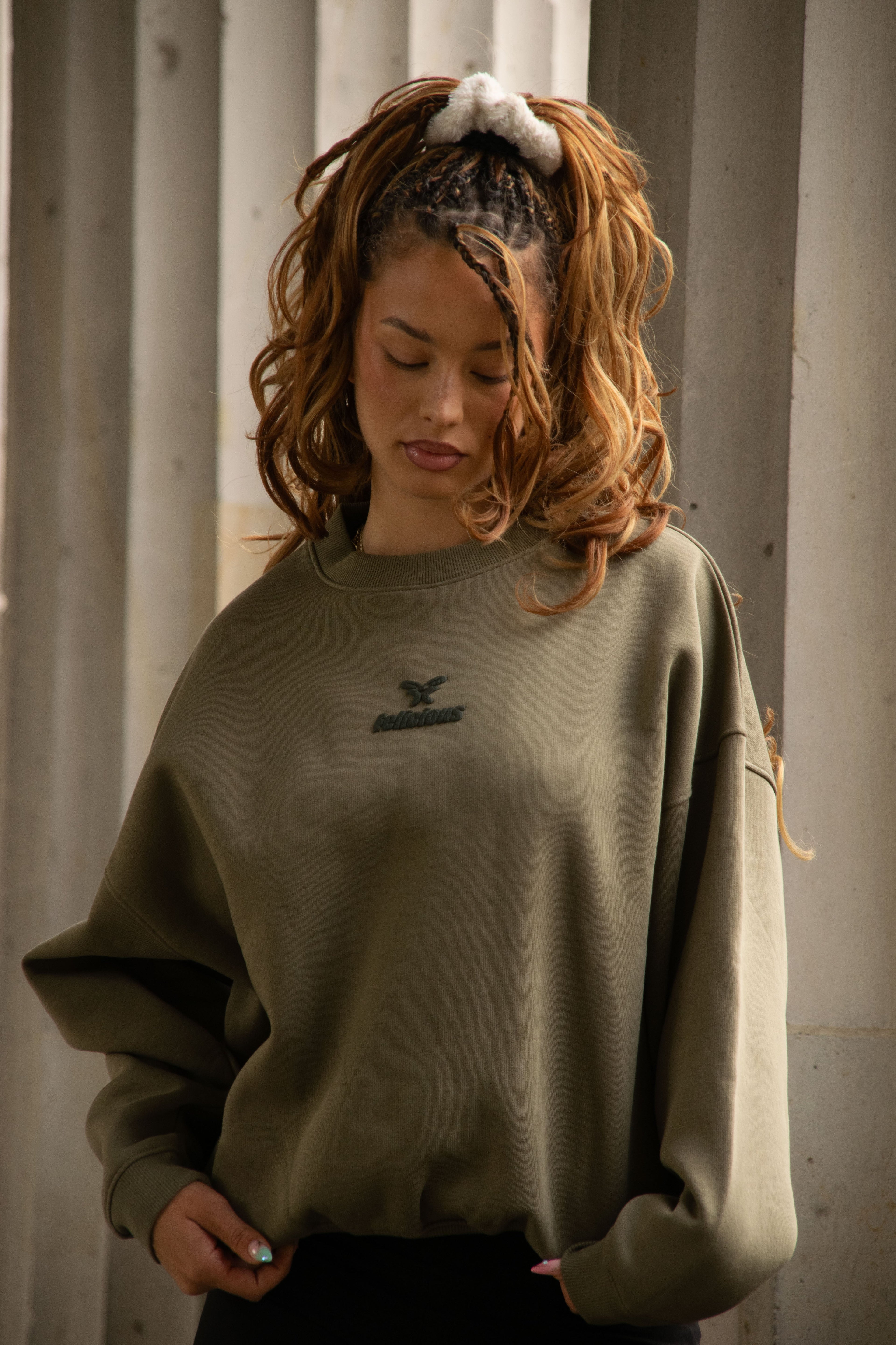 Women's green logo crewneck sweatshirt with long sleeves