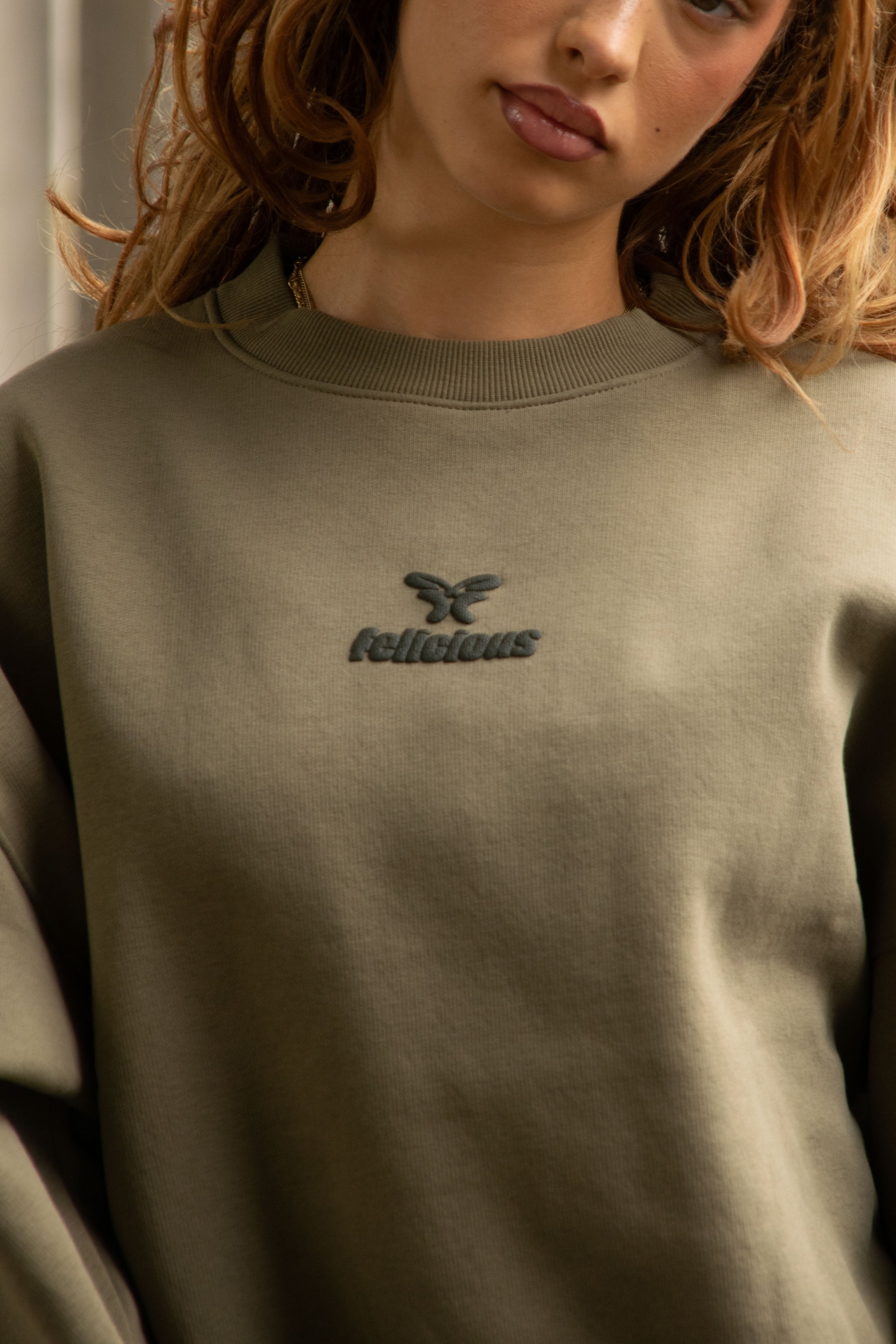 Women's green logo crewneck sweatshirt with long sleeves