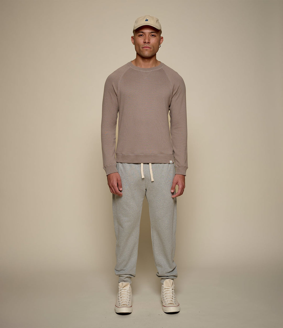 Taupe men's raglan sweatshirt with crew neck and ribbed trims