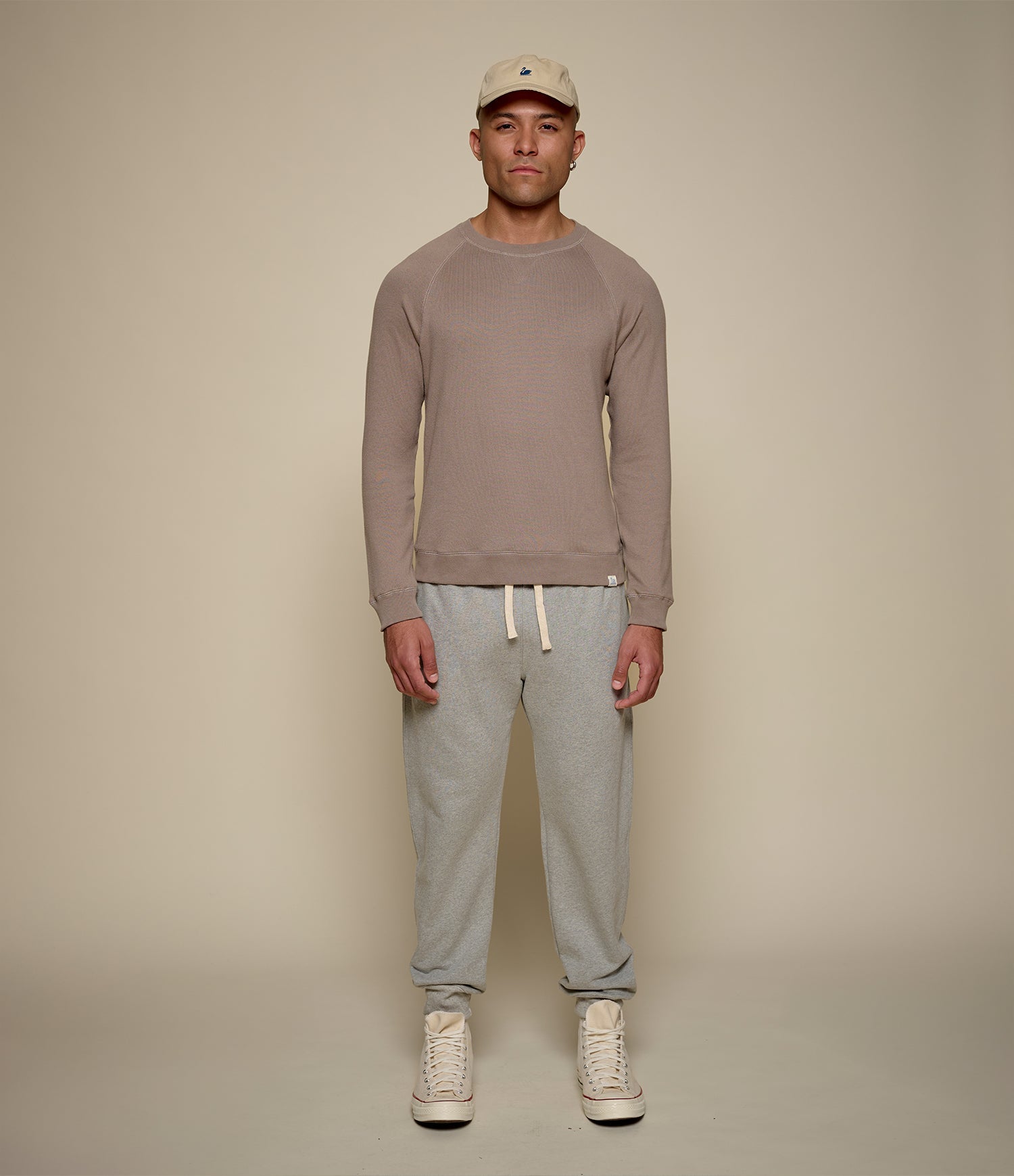 Taupe men's raglan sweatshirt with crew neck and ribbed trims