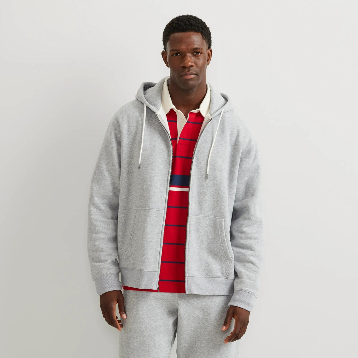 Men's full-zip hooded sweatshirt with long sleeves and front pockets