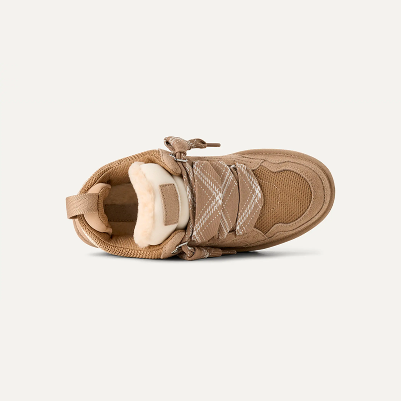 Low-top platform trainers with plush lining and lace-up fastening