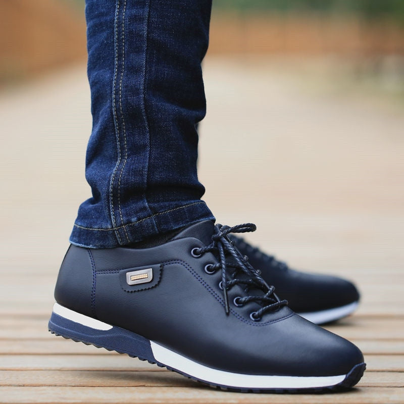 Men's low-top leather trainers with contrasting side stripe