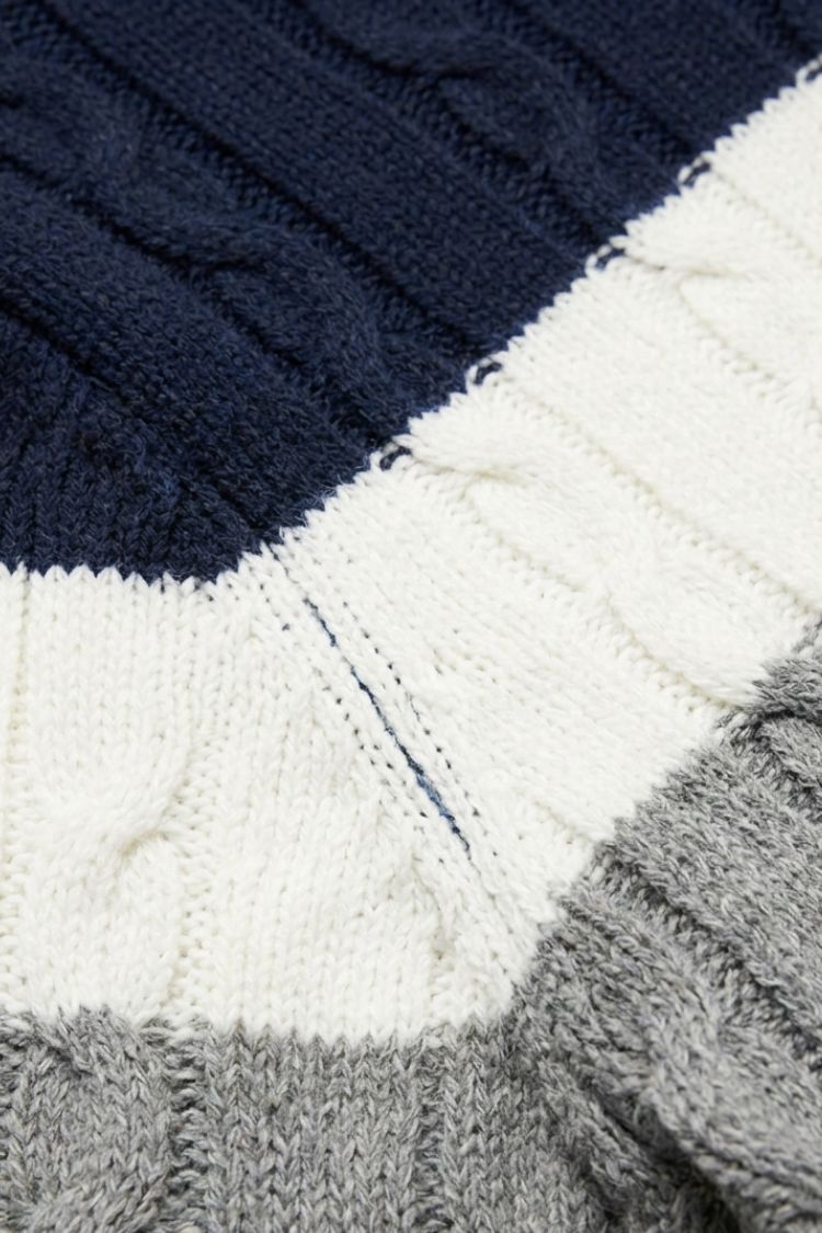 Men's cable knit colour block jumper with crew neck and long sleeves