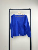 Women's knitted V-neck cardigan with long sleeves and front buttons