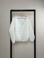 Women's knitted V-neck cardigan with long sleeves and front buttons