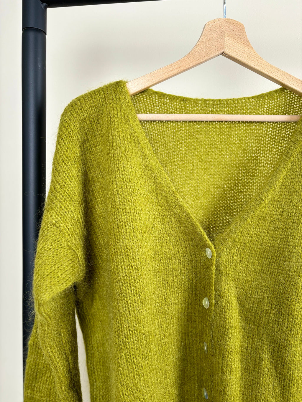 Women's knitted V-neck cardigan with long sleeves and front buttons