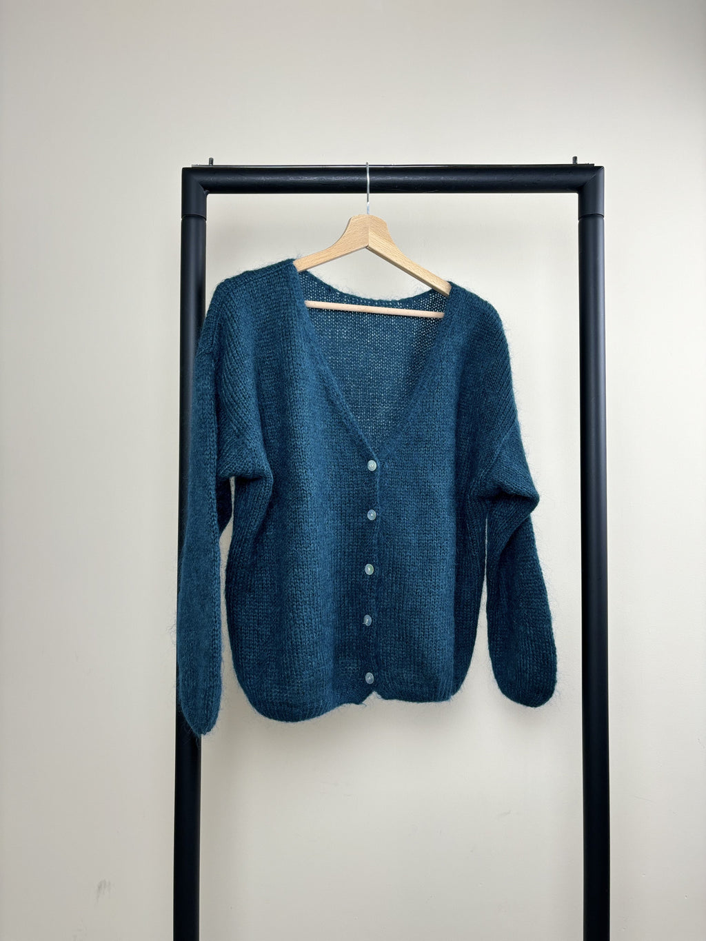 Women's knitted V-neck cardigan with long sleeves and front buttons