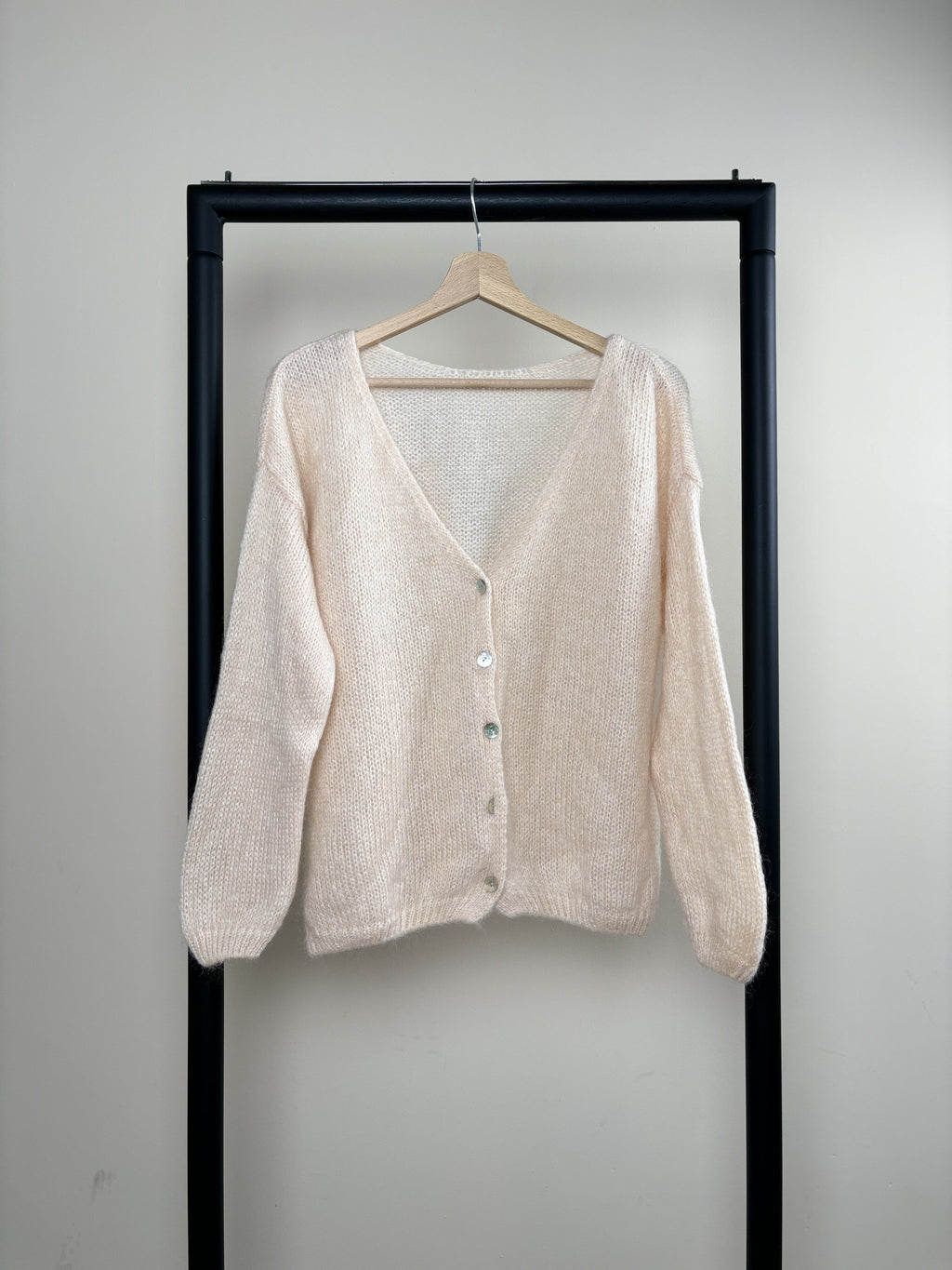 Women's knitted V-neck cardigan with long sleeves and front buttons