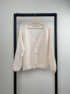 Women's knitted V-neck cardigan with long sleeves and front buttons