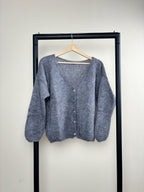 Women's knitted V-neck cardigan with long sleeves and front buttons