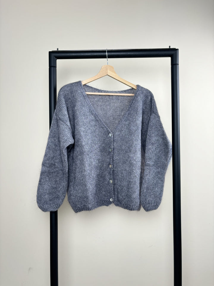 Women's knitted V-neck cardigan with long sleeves and front buttons