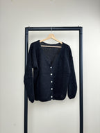 Women's knitted V-neck cardigan with long sleeves and front buttons